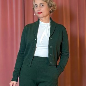 Model trägt die kurze Vintage Strickjacke Violet in Grün mit Schalkragen und Knöpfen im 40er Jahre Stil kombiniert zu einer grünen High-Waist Hose.
