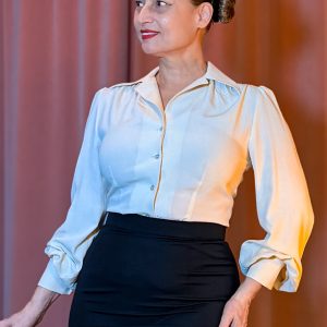 Detailansicht einer hellen Vintage-Bluse mit Kragen und Knopfleiste im Stil der 40er Jahre.