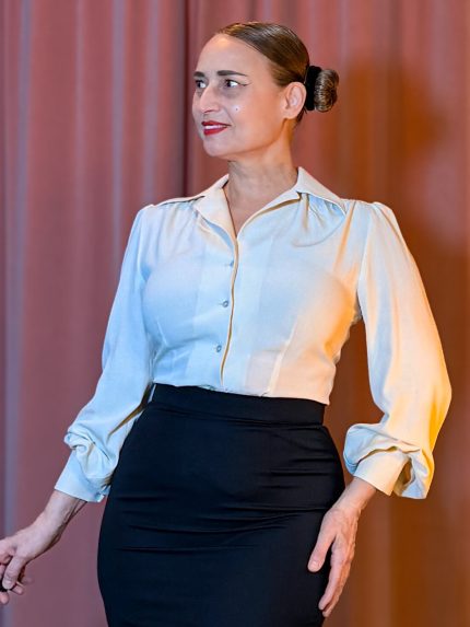 Detailansicht einer hellen Vintage-Bluse mit Kragen und Knopfleiste im Stil der 40er Jahre.