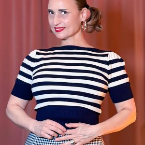 Gestreifter Bateau-Strickpullover in Navy und Weiß im 50er-Jahre-Stil mit U-Boot-Ausschnitt und kurzen Ärmeln.