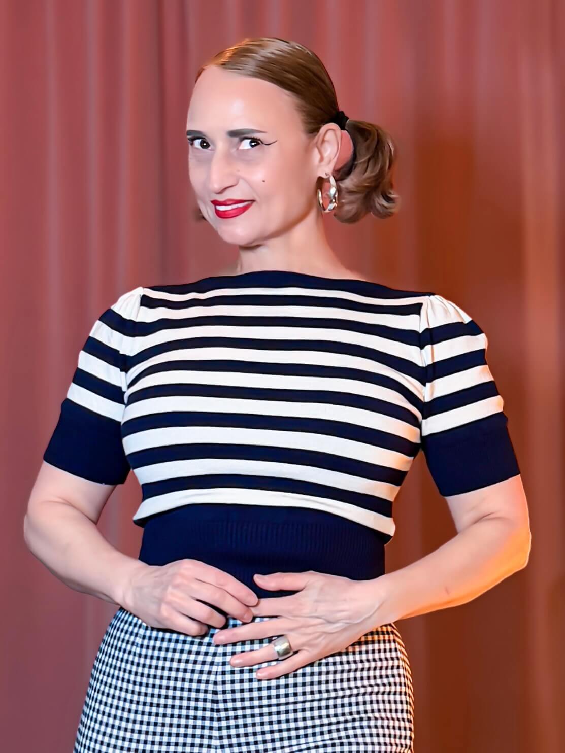 Gestreifter Bateau-Strickpullover in Navy und Weiß im 50er-Jahre-Stil mit U-Boot-Ausschnitt und kurzen Ärmeln.