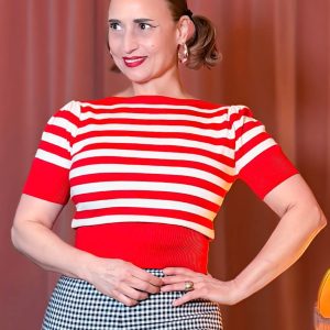 Gestreifter Bateau-Strickpullover in Rot und Weiß im 50er-Jahre-Stil mit U-Boot-Ausschnitt und kurzen Ärmeln mit Gingham Capri Hose.