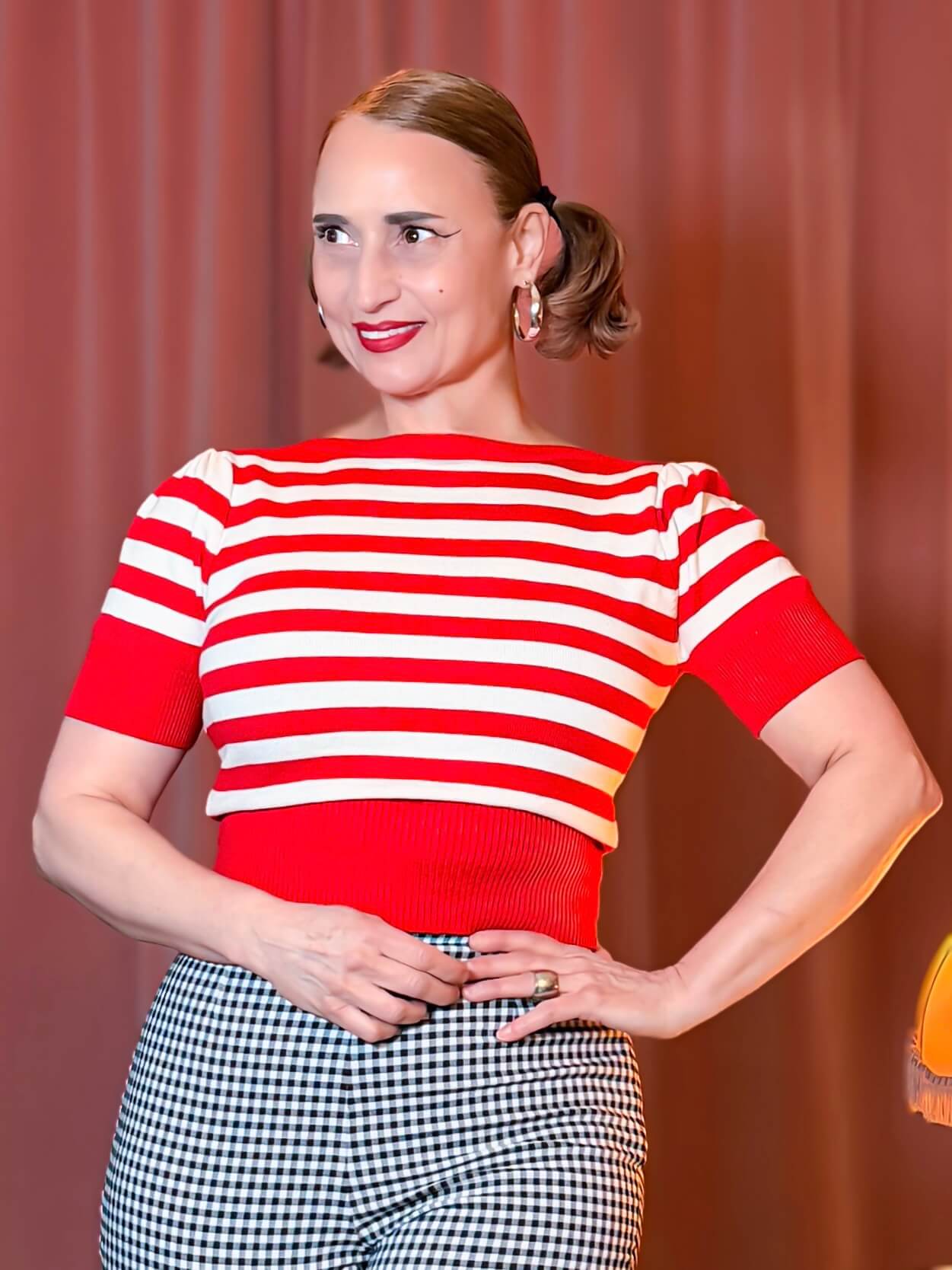 Gestreifter Bateau-Strickpullover in Rot und Weiß im 50er-Jahre-Stil mit U-Boot-Ausschnitt und kurzen Ärmeln mit Gingham Capri Hose.