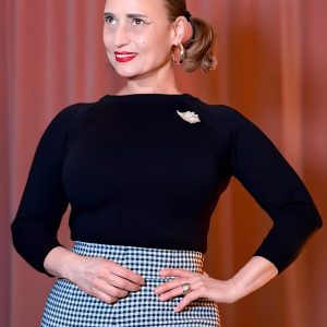 Schwarzes, eng anliegendes Strickoberteil im 50er-Jahre-Stil mit Rundhalsausschnitt und Dreiviertelärmeln mit Capri Hose gingham.