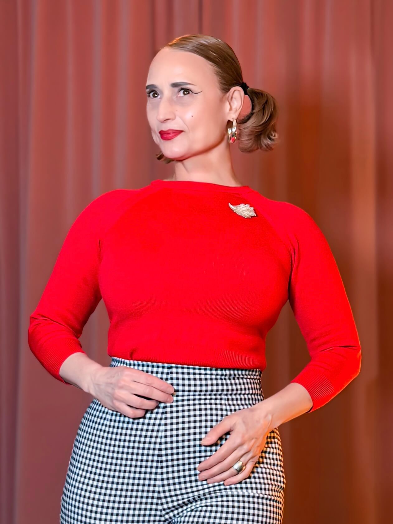 Rotes, eng anliegendes Strickoberteil im 50er-Jahre-Stil mit Rundhalsausschnitt und Dreiviertelärmeln mit Capri Hose Gingham.