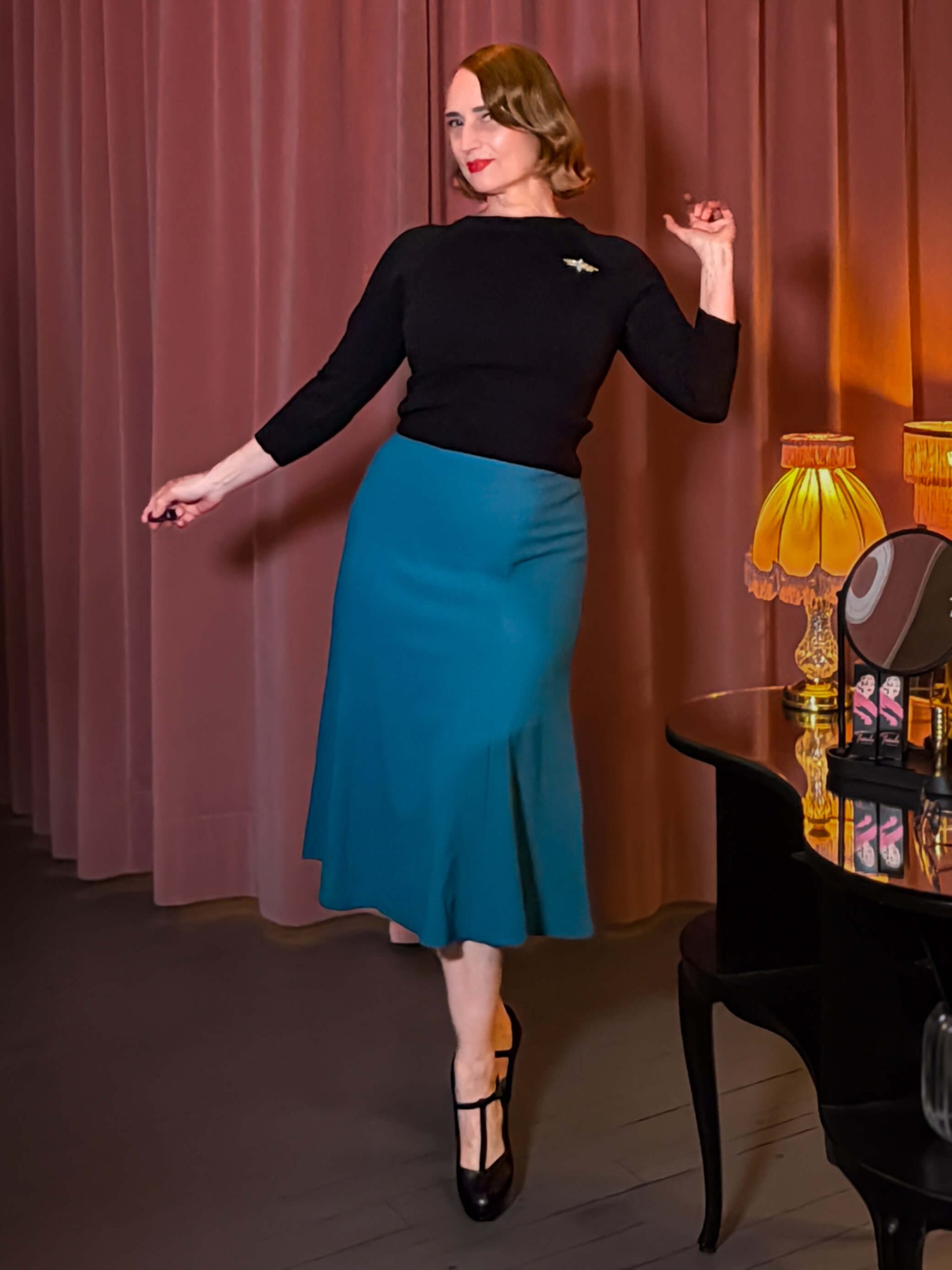 Bette Midi Rock im 30er-40er Jahre Stil mit schwarzem Oberteil kombiniert.