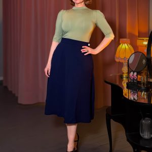 Frau präsentiert den dunkelblauen Classic 1940s A-Line Skirt mit lindgrünem Jersey Top.