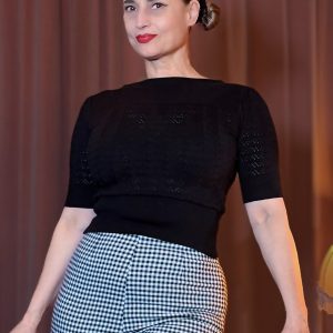 Schwarzer Lana Sweater im 40er-Jahre-Stil mit zartem Lochmuster und kurzen Ärmeln, elegant kombiniert mit schwarz-weiß karierter Hose und klassisch rotem Lippenstift für einen raffinierten Retro-Look – Hazel's Boudoir