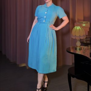 Elegantes Hemdblusenkleid in Petrolblau im Stil der 1930er-40er Jahre mit weißen Knöpfen, Reverskragen und plissiertem Rock, kombiniert mit klassischen T-Strap-Pumps für einen raffinierten Vintage-Look – Hazel's Boudoir