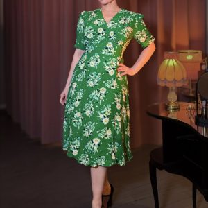 Elegantes grünes Teekleid im Stil der 40er Jahre mit charmantem Gänseblümchen-Print, getragen zu klassischen T-Strap-Pumps – perfekt für einen stilvollen Nachmittagsempfang oder Tanzabend – Hazel's Boudoir