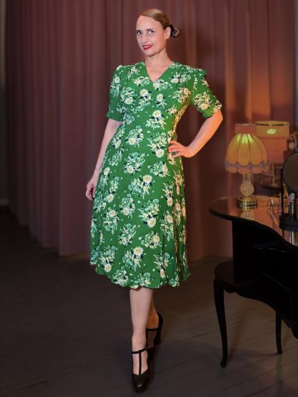 Elegantes grünes Teekleid im Stil der 40er Jahre mit charmantem Gänseblümchen-Print, getragen zu klassischen T-Strap-Pumps – perfekt für einen stilvollen Nachmittagsempfang oder Tanzabend – Hazel's Boudoir