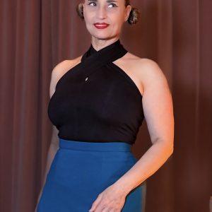 Elegantes schwarzes Neckholder-Top Gia im Stil der 50er Jahre mit überkreuztem Ausschnitt, kombiniert mit einem petrolfarbenen High-Waist-Rock – perfekt für einen stilvollen Abendanlass – Hazel's Boudoir