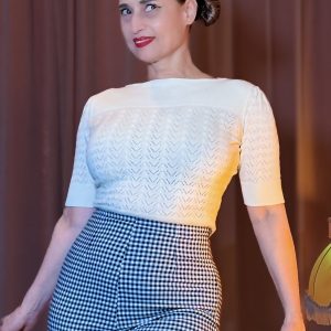 Eleganter cremefarbener Strickpullover im 40er-Jahre-Stil mit zartem Chevron-Lochmuster und halblangen Ärmeln, stilvoll kombiniert mit einer hochgeschnittenen Gingham-Hose für einen raffinierten Retro-Look – Hazel's Boudoir