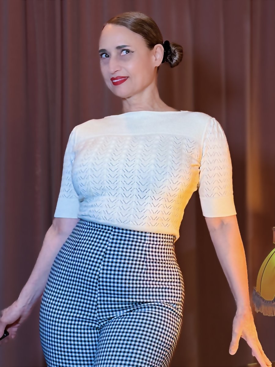 Eleganter cremefarbener Strickpullover im 40er-Jahre-Stil mit zartem Chevron-Lochmuster und halblangen Ärmeln, stilvoll kombiniert mit einer hochgeschnittenen Gingham-Hose für einen raffinierten Retro-Look – Hazel's Boudoir