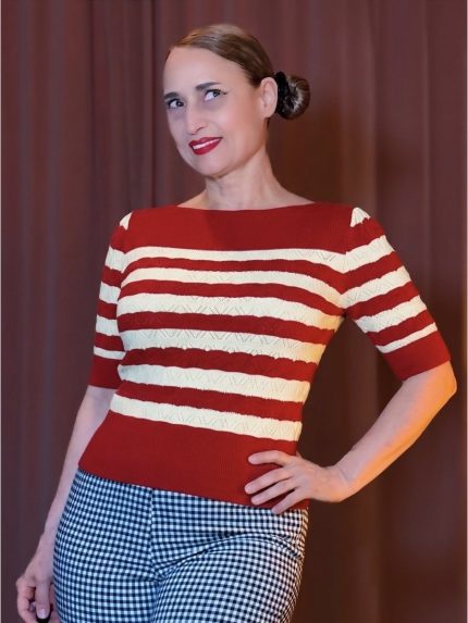 Rot-creme gestreifter Strickpullover im 40er-Jahre-Stil mit eleganten Dreiviertelärmeln und Bootskragen, kombiniert mit einer karierten Hose für einen klassischen Vintage-Look – Hazel's Boudoir