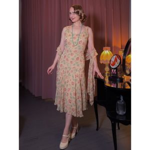 Elegantes 1920er-Jahre-Kleid in zartem Cremeton mit romantischem Hortensien-Print aus fließender Georgette-Viskose, kombiniert mit türkisfarbener Perlenkette und Mary-Jane-Schuhen, perfekt für einen Gatsby-Abend oder eine elegante Gartenparty – Hazel's Boudoir
