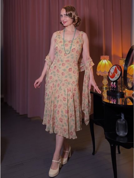 Elegantes 1920er-Jahre-Kleid in zartem Cremeton mit romantischem Hortensien-Print aus fließender Georgette-Viskose, kombiniert mit türkisfarbener Perlenkette und Mary-Jane-Schuhen, perfekt für einen Gatsby-Abend oder eine elegante Gartenparty – Hazel's Boudoir
