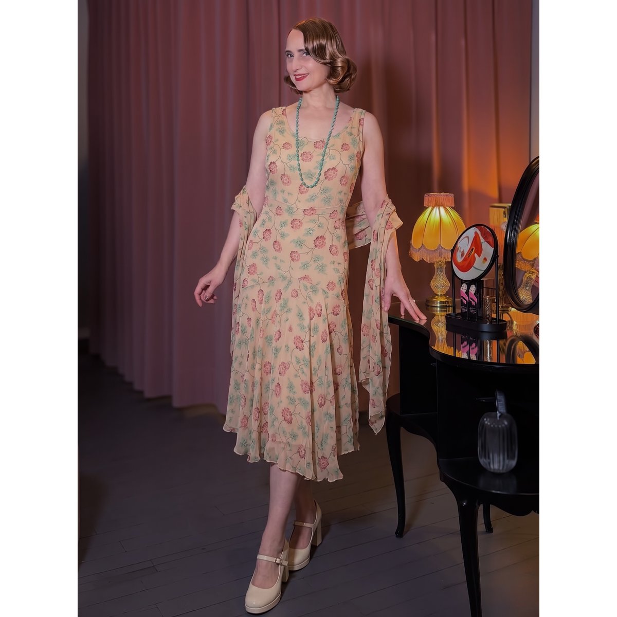 Elegantes 1920er-Jahre-Kleid in zartem Cremeton mit romantischem Hortensien-Print aus fließender Georgette-Viskose, kombiniert mit türkisfarbener Perlenkette und Mary-Jane-Schuhen, perfekt für einen Gatsby-Abend oder eine elegante Gartenparty – Hazel's Boudoir