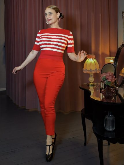 Rote High-Waist Capri-Hose im 50er-Jahre-Stil, kombiniert mit einem rot-weiß gestreiften Stricktop und eleganten Mary-Jane-Pumps, perfekt für einen schicken Retro-Look – Hazel's Boudoir