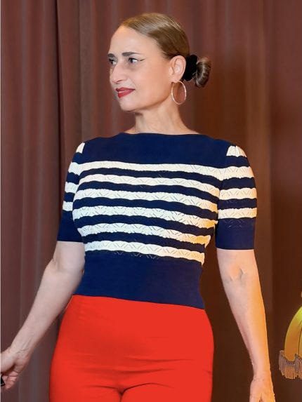 Eleganter navy-blauer Strickpullover mit cremefarbenen Streifen im 40er-Jahre-Stil, figurbetont geschnitten und kombiniert mit einer leuchtend orangefarbenen High-Waist-Hose für einen stilvollen Retro-Look – Hazel's Boudoir